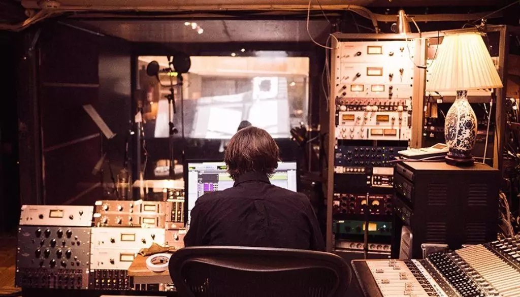 English to Chinese dubbing, music industry, sound, recording, GUM, interview, voice-over translation