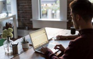 c3v88boorom-bench-accounting-e1596180721643-300x190 Un rédacteur de contenu, en revanche, est une personne chargée de la production professionnelle de contenu web pour les blogs, les réseaux sociaux, les nouvelles du web, les livres électroniques, les podcasts et les textes pour les graphiques. Un rédacteur de contenu peut également être responsable du ton général du site.
La rédaction de contenu est faite pour le marketing de contenu. L’objectif du contenu écrit est d’attirer un client potentiel sur votre site web, où un rédacteur de contenu ne vend pas directement un produit ou un service, mais éduque un public en termes d’utilisation et de qualifications des produits, et fait des recommandations. Un bon contenu doit atteindre le public cible souhaité et laisser une impression positive sur votre marque, ce qui entraîne un taux de conversion plus élevé et rend votre marque plus reconnaissable.