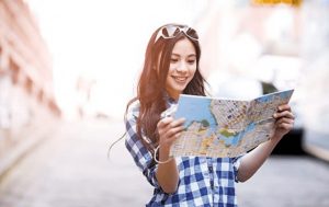 touristes chinois qui tient une carte