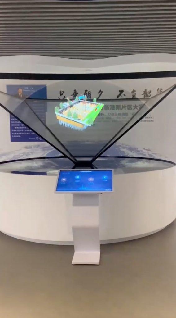 Réception robotisée et Hologrammes en Chine