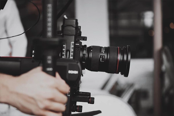 Séances photos et vidéos personnalisées La promotion de produits ou de services pour le public chinois créera un besoin de contenus créés pour le regard local. Nous proposons un service de photos, d’événements et de vidéos de produits, créé en tenant compte du public chinois des médias sociaux.